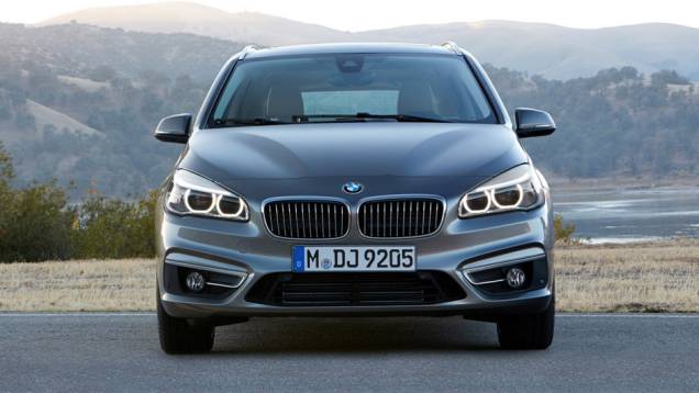 Num primeiro momento, três opções de motorização estarão disponíveis. A versão 218i tem bloco 1.5 turbo de três cilindros, oferecendo 134 cavalos de potência | <a href="https://preprod.quatrorodas.abril.com.br/noticias/saloes/genebra-2014/bmw-mostra-serie-2-active" rel="migration"></a> Num primeiro momento, três opções de motorização estarão disponíveis. A versão 218i tem bloco 1.5 turbo de três cilindros, oferecendo 134 cavalos de potência | <a href="https://preprod.quatrorodas.abril.com.br/noticias/saloes/genebra-2014/bmw-mostra-serie-2-active" rel="migration"></a>