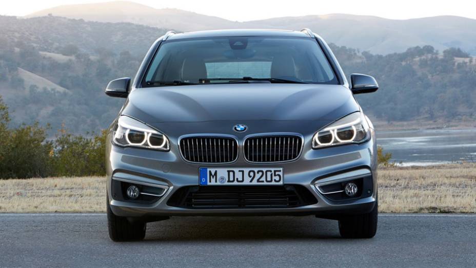 Num primeiro momento, tr&ecirc;s op&ccedil;&otilde;es de motoriza&ccedil;&atilde;o estar&atilde;o dispon&iacute;veis. A vers&atilde;o 218i tem bloco 1.5 turbo de tr&ecirc;s cilindros, oferecendo 134 cavalos de pot&ecirc;ncia | <a href="https://preprod.quatrorodas.abril.com.br/noticias/saloes/genebra-2014/bmw-mostra-serie-2-active" rel="migration"></a>