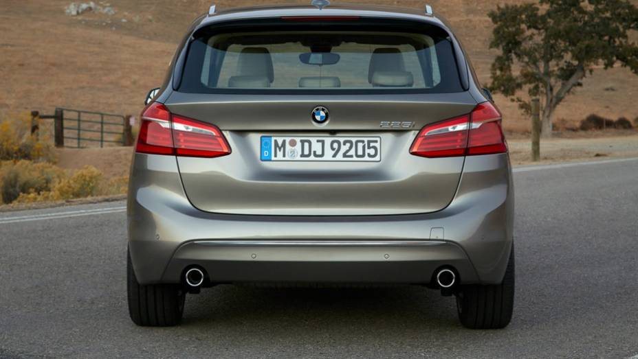 Tamb&eacute;m movido a gasolina, o motor 2.0 turbo de quatro cilindros se faz presente na 225i, com 228 cv | <a href="https://preprod.quatrorodas.abril.com.br/noticias/saloes/genebra-2014/bmw-mostra-serie-2-active-tourer-completo-773485.shtml" rel="migration">Leia mais</a>