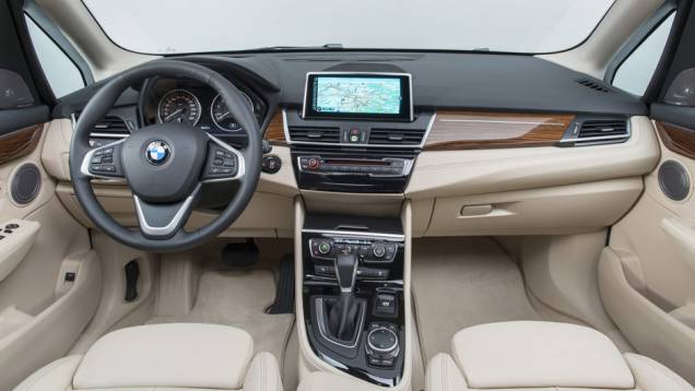Uma opção a diesel também surge logo no momento de chegada do Série 2 Active Tourer ao mercado, com a versão 218d | <a href="https://preprod.quatrorodas.abril.com.br/noticias/saloes/genebra-2014/bmw-mostra-serie-2-active-tourer-completo-773485.shtml" rel="migration">Leia mais</a> Uma opção a diesel também surge logo no momento de chegada do Série 2 Active Tourer ao mercado, com a versão 218d | <a href="https://preprod.quatrorodas.abril.com.br/noticias/saloes/genebra-2014/bmw-mostra-serie-2-active-tourer-completo-773485.shtml" rel="migration">Leia mais</a>