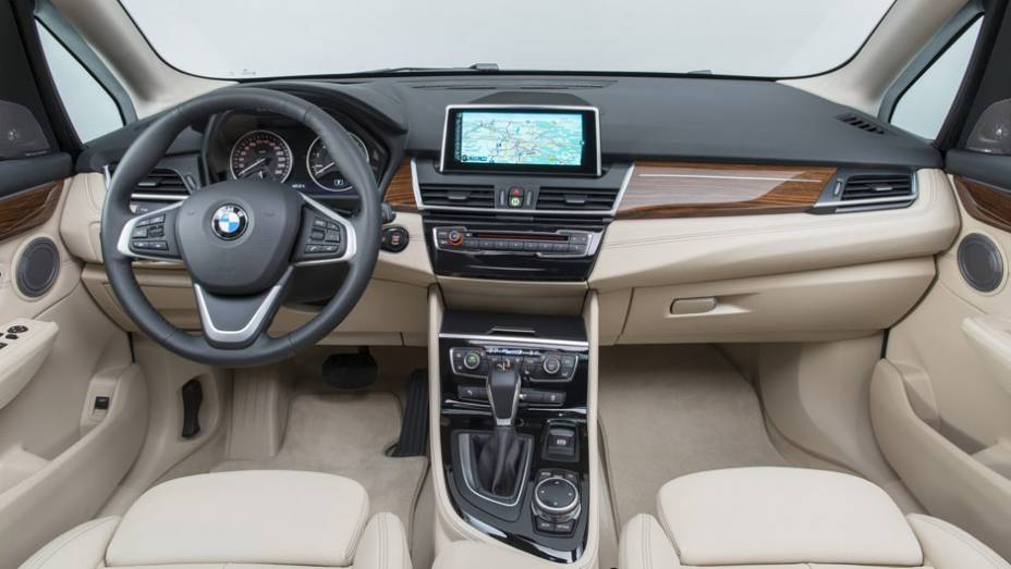 Uma op&ccedil;&atilde;o a diesel tamb&eacute;m surge logo no momento de chegada do S&eacute;rie 2 Active Tourer ao mercado, com a vers&atilde;o 218d | <a href="https://preprod.quatrorodas.abril.com.br/noticias/saloes/genebra-2014/bmw-mostra-serie-2-active-tourer-completo-773485.shtml" rel="migration">Leia mais</a>