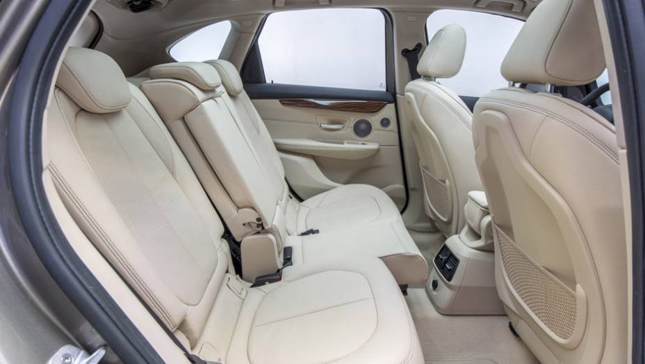 Futuramente, haver&aacute; outros motores dispon&iacute;veis, al&eacute;m de variantes com tra&ccedil;&atilde;o integral | <a href="https://preprod.quatrorodas.abril.com.br/noticias/saloes/genebra-2014/bmw-mostra-serie-2-active-tourer-completo-773485.shtml" rel="migration">Leia mais</a>