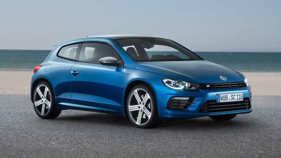 A Volkswagen revelou neste domingo (16) o renovado coup&eacute; Scirocco | <a href="https://preprod.quatrorodas.abril.com.br/noticias/saloes/genebra-2014/volkswagen-mostra-facelift-scirocco-773695.shtml" rel="migration">Leia mais</a>