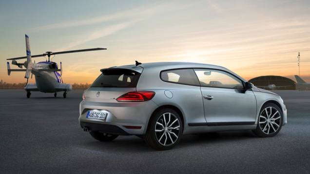 O modelo passou por facelift e algumas modificações técnicas | <a href="https://preprod.quatrorodas.abril.com.br/noticias/saloes/genebra-2014/volkswagen-mostra-facelift-scirocco-773695.shtml" rel="migration">Leia mais</a> O modelo passou por facelift e algumas modificações técnicas | <a href="https://preprod.quatrorodas.abril.com.br/noticias/saloes/genebra-2014/volkswagen-mostra-facelift-scirocco-773695.shtml" rel="migration">Leia mais</a>