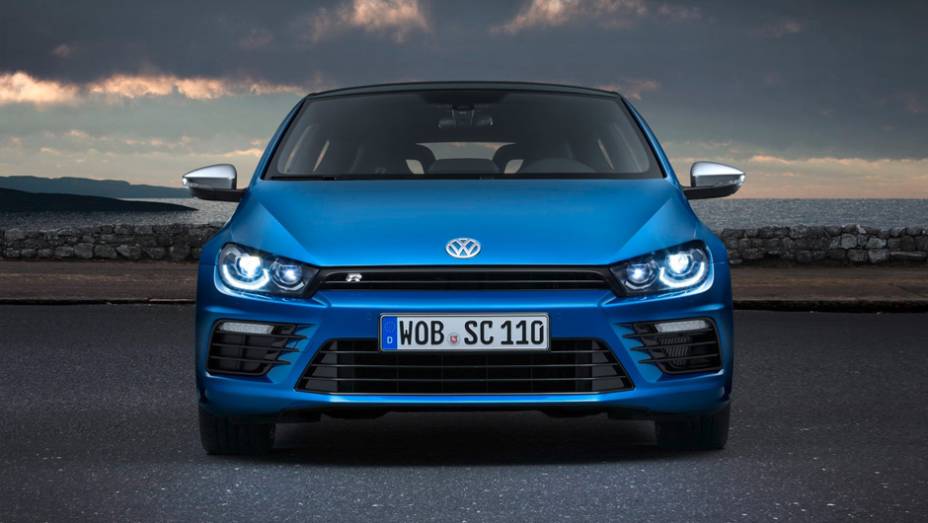 ...grade frontal, faróis de bi-xenônio e lanternas de LED | <a href="https://preprod.quatrorodas.abril.com.br/noticias/saloes/genebra-2014/volkswagen-mostra-facelift-scirocco-773695.shtml" rel="migration">Leia mais</a>