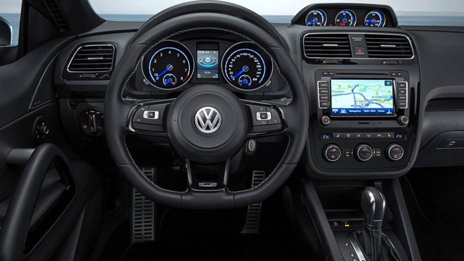 Quanto &agrave;s op&ccedil;&otilde;es de motoriza&ccedil;&atilde;o, o coup&eacute; passa a ter tr&ecirc;s blocos poss&iacute;veis, come&ccedil;ando com o 1.4 de inje&ccedil;&atilde;o direta | <a href="https://preprod.quatrorodas.abril.com.br/noticias/saloes/genebra-2014/volkswagen-mostra-facelift-scirocco-773695.shtml" rel="migration">Leia mais</a>