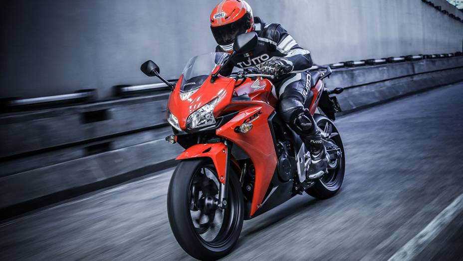 A CBR 500R vem com motor bicilíndrico de quatro tempos e 471 cm3 DOHC | <a href="https://preprod.quatrorodas.abril.com.br/moto/noticias/honda-inicia-vendas-cbr-500r-brasil-773679.shtml" rel="migration">Leia mais</a>