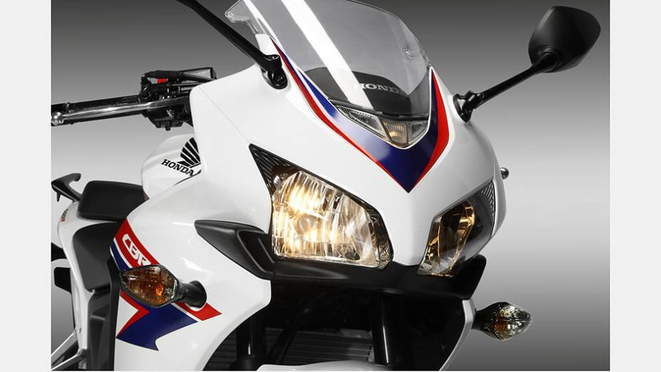 Detalhe dos faróis | <a href="https://preprod.quatrorodas.abril.com.br/moto/noticias/honda-inicia-vendas-cbr-500r-brasil-773679.shtml" rel="migration">Leia mais</a>