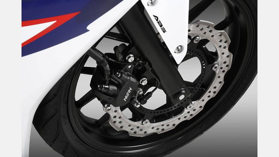 Freios ABS | <a href="https://preprod.quatrorodas.abril.com.br/moto/noticias/honda-inicia-vendas-cbr-500r-brasil-773679.shtml" rel="migration">Leia mais</a>