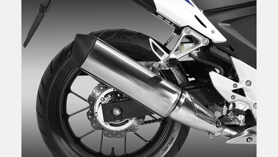 Detalhe do escape | <a href="https://preprod.quatrorodas.abril.com.br/moto/noticias/honda-inicia-vendas-cbr-500r-brasil-773679.shtml" rel="migration">Leia mais</a>