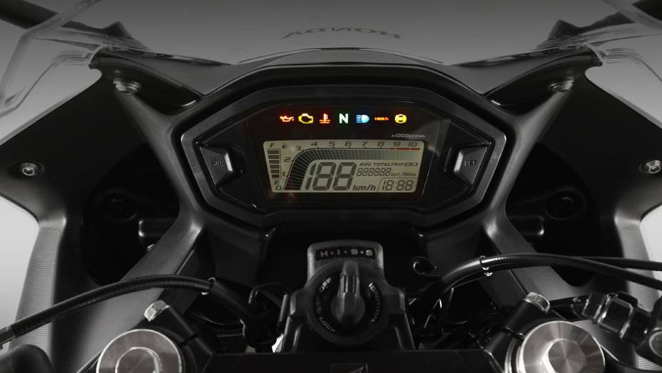 Painel digital da Honda CBR 500R | <a href="https://preprod.quatrorodas.abril.com.br/moto/noticias/honda-inicia-vendas-cbr-500r-brasil-773679.shtml" rel="migration">Leia mais</a>