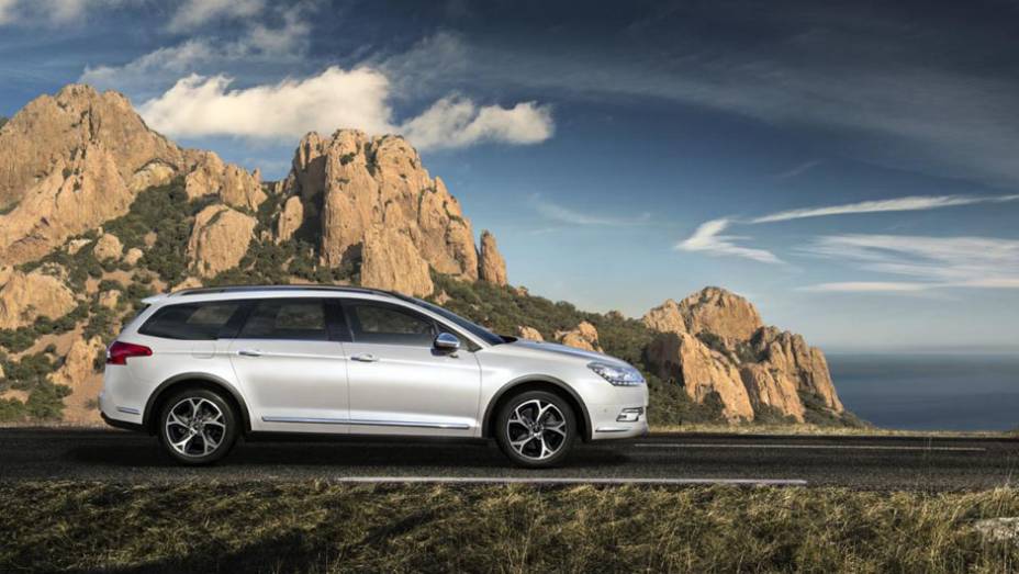 A perua j&aacute; est&aacute; dispon&iacute;vel para pr&eacute;-compra e tem pre&ccedil;o inicial definido em 31.950 euros | <a href="https://preprod.quatrorodas.abril.com.br/noticias/saloes/genebra-2014/citroen-apresenta-c5-crosstourer-773771.shtml" rel="migration">Leia mais</a>
