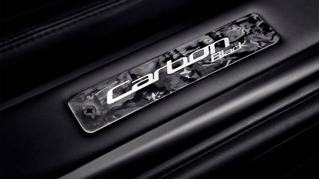 Tem detalhes adicionais de fibra de carbono para complementar e contrastar com a pintura exterior | <a href="https://preprod.quatrorodas.abril.com.br/noticias/saloes/genebra-2014/aston-martin-levara-edicoes-especiais-vantage-db9-genebra-774029.shtml" rel="migration">Leia mais</a> Tem detalhes adicionais de fibra de carbono para complementar e contrastar com a pintura exterior | <a href="https://preprod.quatrorodas.abril.com.br/noticias/saloes/genebra-2014/aston-martin-levara-edicoes-especiais-vantage-db9-genebra-774029.shtml" rel="migration">Leia mais</a>