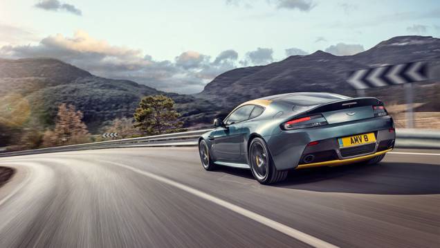 O modelo estará disponível nas versões cupê e roadster| <a href="https://preprod.quatrorodas.abril.com.br/noticias/saloes/genebra-2014/aston-martin-levara-edicoes-especiais-vantage-db9-genebra-774029.shtml" rel="migration">Leia mais</a> O modelo estará disponível nas versões cupê e roadster| <a href="https://preprod.quatrorodas.abril.com.br/noticias/saloes/genebra-2014/aston-martin-levara-edicoes-especiais-vantage-db9-genebra-774029.shtml" rel="migration">Leia mais</a>