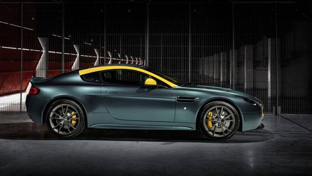 Possui motor 4.7 V8 de 430 cavalos | <a href="https://preprod.quatrorodas.abril.com.br/noticias/saloes/genebra-2014/aston-martin-levara-edicoes-especiais-vantage-db9-genebra-774029.shtml" rel="migration">Leia mais</a> Possui motor 4.7 V8 de 430 cavalos | <a href="https://preprod.quatrorodas.abril.com.br/noticias/saloes/genebra-2014/aston-martin-levara-edicoes-especiais-vantage-db9-genebra-774029.shtml" rel="migration">Leia mais</a>