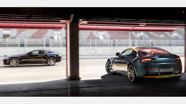 O Vantage tem opção de transmissão manual de seis marchas ou sequencial de sete velocidades | <a href="https://preprod.quatrorodas.abril.com.br/noticias/saloes/genebra-2014/aston-martin-levara-edicoes-especiais-vantage-db9-genebra-774029.shtml" rel="migration">Leia mais</a> O Vantage tem opção de transmissão manual de seis marchas ou sequencial de sete velocidades | <a href="https://preprod.quatrorodas.abril.com.br/noticias/saloes/genebra-2014/aston-martin-levara-edicoes-especiais-vantage-db9-genebra-774029.shtml" rel="migration">Leia mais</a>