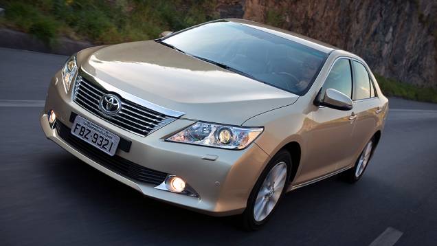 Toyota Camry aparece em sétimo. Em 2013, 692.987 unidades foram vendidas no mundo | <a href="https://preprod.quatrorodas.abril.com.br/noticias/mercado/ford-focus-ocupa-primeiro-lugar-lista-carros-mais-vendidos-mundo-774188.shtml" rel="migration">Leia mais</a> Toyota Camry aparece em sétimo. Em 2013, 692.987 unidades foram vendidas no mundo | <a href="https://preprod.quatrorodas.abril.com.br/noticias/mercado/ford-focus-ocupa-primeiro-lugar-lista-carros-mais-vendidos-mundo-774188.shtml" rel="migration">Leia mais</a>