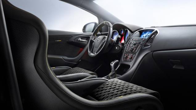 Assim, são 100 kg a menos na comparação com o Astra OPC convencional | <a href="https://preprod.quatrorodas.abril.com.br/noticias/saloes/genebra-2014/opel-mostra-astra-opc-extreme-detalhes-774644.shtml" rel="migration">Leia mais</a> Assim, são 100 kg a menos na comparação com o Astra OPC convencional | <a href="https://preprod.quatrorodas.abril.com.br/noticias/saloes/genebra-2014/opel-mostra-astra-opc-extreme-detalhes-774644.shtml" rel="migration">Leia mais</a>