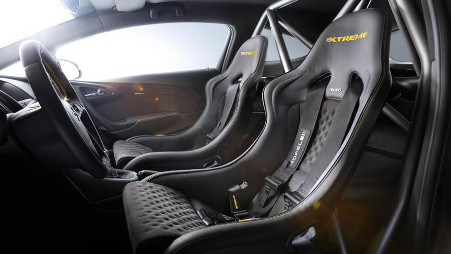 Sem revelar uma estimativa de preço, a Opel confirmou que o Astra OPC Extreme entrará em produção, mas poucas unidades serão fabricadas | <a href="https://preprod.quatrorodas.abril.com.br/noticias/saloes/genebra-2014/opel-mostra-astra-opc-extreme-detalhes-774644.s" rel="migration"></a>