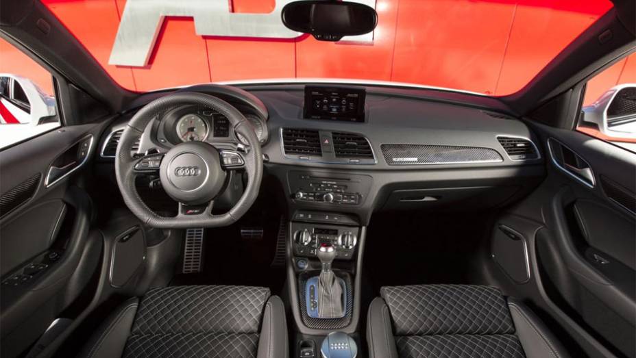 Detalhe do interior do modelo | <a href="https://preprod.quatrorodas.abril.com.br/noticias/saloes/genebra-2014/abt-sportsline-levara-audi-rs-q3-genebra-774947.shtml" rel="migration">Leia mais</a>