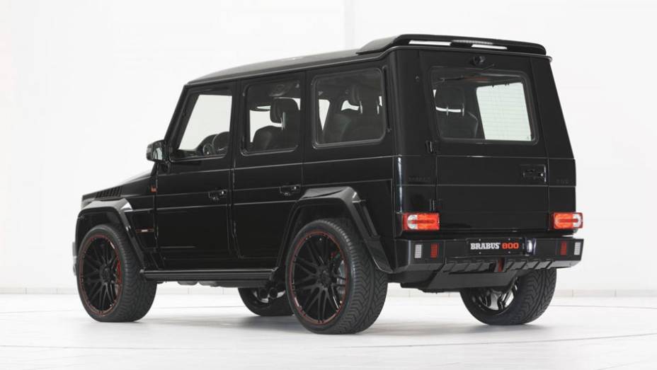 Modelo é baseado no Mercedes-Benz G65 AMG | <a href="https://preprod.quatrorodas.abril.com.br/noticias/saloes/genebra-2014/brabus-lanca-modelo-produtos-apple-774876.shtml" rel="migration">Leia mais</a>