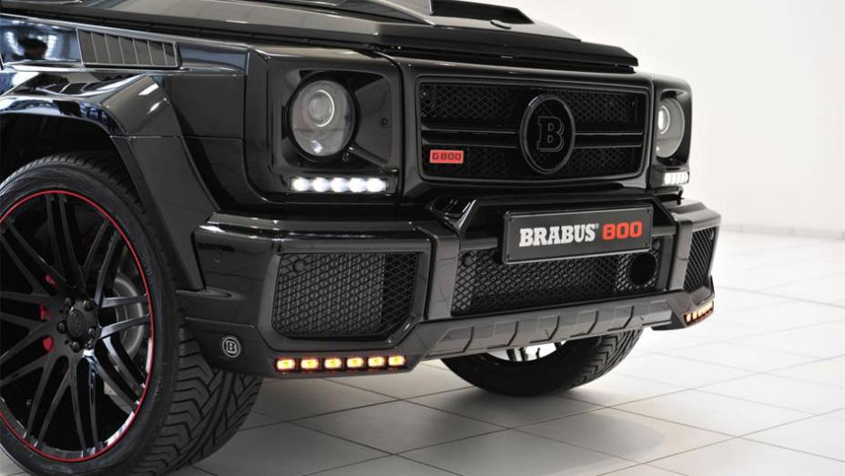 Detalhe da dianteira | <a href="https://preprod.quatrorodas.abril.com.br/noticias/saloes/genebra-2014/brabus-lanca-modelo-produtos-apple-774876.shtml" rel="migration">Leia mais</a>