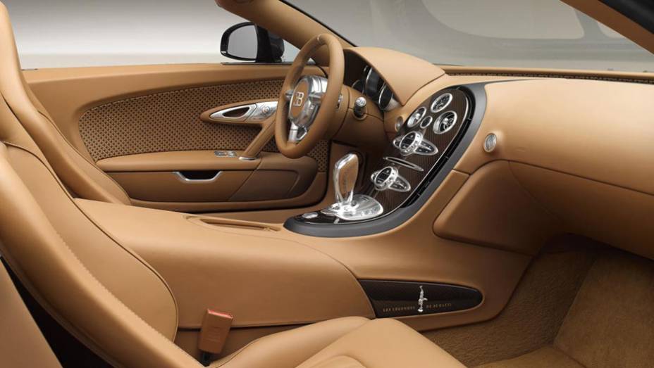 Por dentro, o revestimento em couro tem o tom de conhaque, combinando com os detalhes de acabamento em madeira | <a href="https://preprod.quatrorodas.abril.com.br/noticias/saloes/genebra-2014/bugatti-mostra-veyron-grand-sport-vitesse-rembrandt-bugatti-775217.shtml" rel="migration"></a>