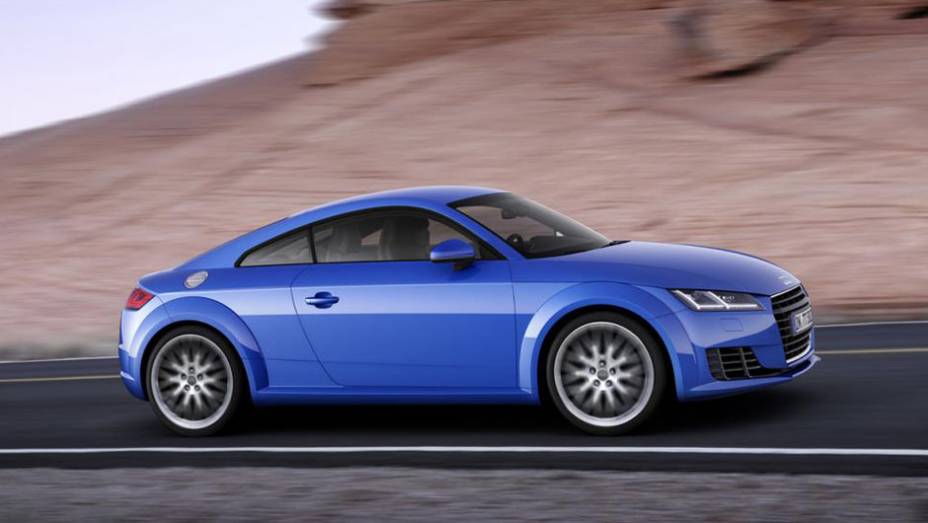 Conforme se previa, o renovado modelo guarda um design evolucion&aacute;rio em compara&ccedil;&atilde;o com a gera&ccedil;&atilde;o anterior | <a href="https://preprod.quatrorodas.abril.com.br/noticias/saloes/genebra-2014/audi-apresenta-novo-tt-775222.shtml" rel="migration">Leia mais</a>