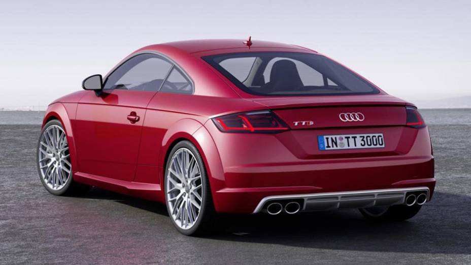 Tamb&eacute;m est&aacute; dispon&iacute;vel a vers&atilde;o de performance TTS, com o motor 2.0 TFSI reconfigurado para oferecer 310 cv e 38,7 kgfm | <a href="https://preprod.quatrorodas.abril.com.br/noticias/saloes/genebra-2014/audi-apresenta-novo-tt-775222.shtml" rel="migration">Leia mais</a>