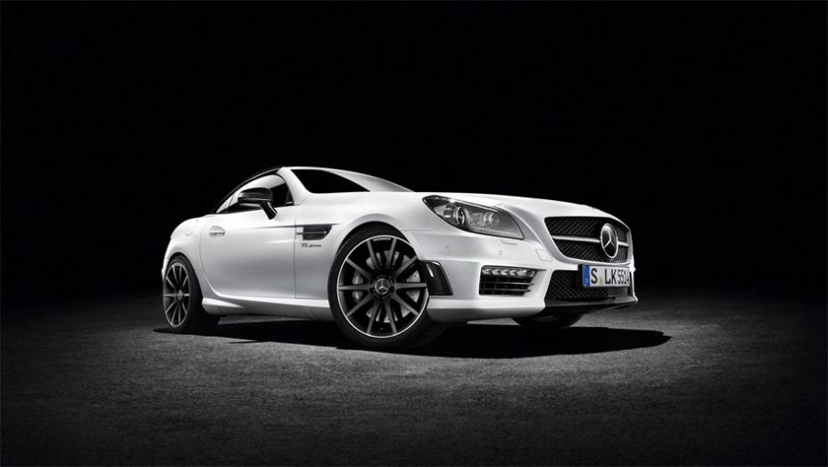 O menor dos dois modelos, o SLK CarbonLOOK, conta com um visual mais musculoso | <a href="https://preprod.quatrorodas.abril.com.br/noticias/saloes/genebra-2014/mercedes-benz-leva-edicoes-especiais-sl-slk-genebra-775349.shtml" rel="migration">Leia mais</a>