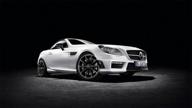 O menor dos dois modelos, o SLK CarbonLOOK, conta com um visual mais musculoso | <a href="https://preprod.quatrorodas.abril.com.br/noticias/saloes/genebra-2014/mercedes-benz-leva-edicoes-especiais-sl-slk-genebra-775349.shtml" rel="migration">Leia mais</a> O menor dos dois modelos, o SLK CarbonLOOK, conta com um visual mais musculoso | <a href="https://preprod.quatrorodas.abril.com.br/noticias/saloes/genebra-2014/mercedes-benz-leva-edicoes-especiais-sl-slk-genebra-775349.shtml" rel="migration">Leia mais</a>
