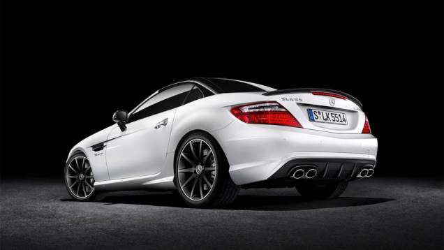 Kit de customização conta com para-choques e saias laterais mais avantajados, rodas de liga leve AMG, entre outras partes exclusivas | <a href="https://preprod.quatrorodas.abril.com.br/noticias/saloes/genebra-2014/mercedes-benz-leva-edicoes-especiais-sl-slk-genebr" rel="migration"></a> Kit de customização conta com para-choques e saias laterais mais avantajados, rodas de liga leve AMG, entre outras partes exclusivas | <a href="https://preprod.quatrorodas.abril.com.br/noticias/saloes/genebra-2014/mercedes-benz-leva-edicoes-especiais-sl-slk-genebr" rel="migration"></a>