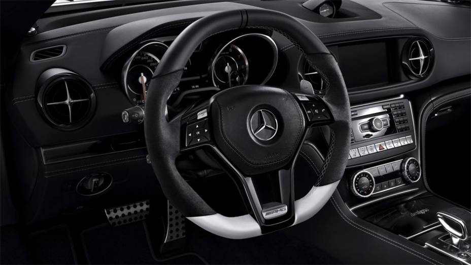 Detalhe do interior | <a href="https://preprod.quatrorodas.abril.com.br/noticias/saloes/genebra-2014/mercedes-benz-leva-edicoes-especiais-sl-slk-genebra-775349.shtml" rel="migration">Leia mais</a>