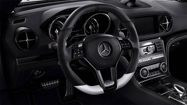 Detalhe do interior | <a href="https://preprod.quatrorodas.abril.com.br/noticias/saloes/genebra-2014/mercedes-benz-leva-edicoes-especiais-sl-slk-genebra-775349.shtml" rel="migration">Leia mais</a> Detalhe do interior | <a href="https://preprod.quatrorodas.abril.com.br/noticias/saloes/genebra-2014/mercedes-benz-leva-edicoes-especiais-sl-slk-genebra-775349.shtml" rel="migration">Leia mais</a>