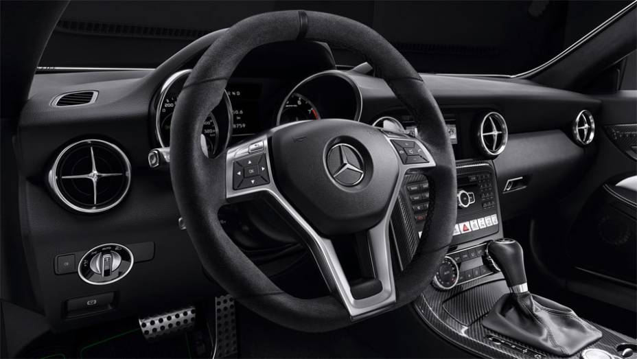 Interior sofisticado | <a href="https://preprod.quatrorodas.abril.com.br/noticias/saloes/genebra-2014/mercedes-benz-leva-edicoes-especiais-sl-slk-genebra-775349.shtml" rel="migration">Leia mais</a>