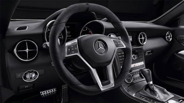 Interior sofisticado | <a href="https://preprod.quatrorodas.abril.com.br/noticias/saloes/genebra-2014/mercedes-benz-leva-edicoes-especiais-sl-slk-genebra-775349.shtml" rel="migration">Leia mais</a> Interior sofisticado | <a href="https://preprod.quatrorodas.abril.com.br/noticias/saloes/genebra-2014/mercedes-benz-leva-edicoes-especiais-sl-slk-genebra-775349.shtml" rel="migration">Leia mais</a>