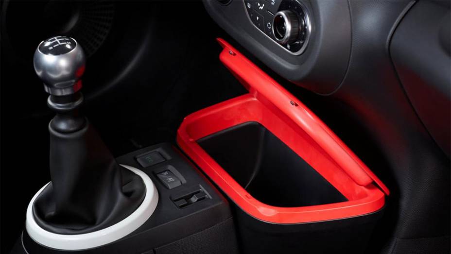 Detalhe da alavanca de c&acirc;mbio | <a href="https://preprod.quatrorodas.abril.com.br/noticias/saloes/genebra-2014/renault-confirma-motorizacao-twingo-775341.shtml" rel="migration">Leia mais</a>