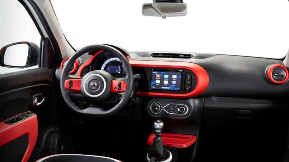 Renault revelou o interior do novo Twingo nesta terça-feira (4) | <a href="https://preprod.quatrorodas.abril.com.br/noticias/saloes/genebra-2014/renault-confirma-motorizacao-twingo-775341.shtml" rel="migration">Leia mais</a>