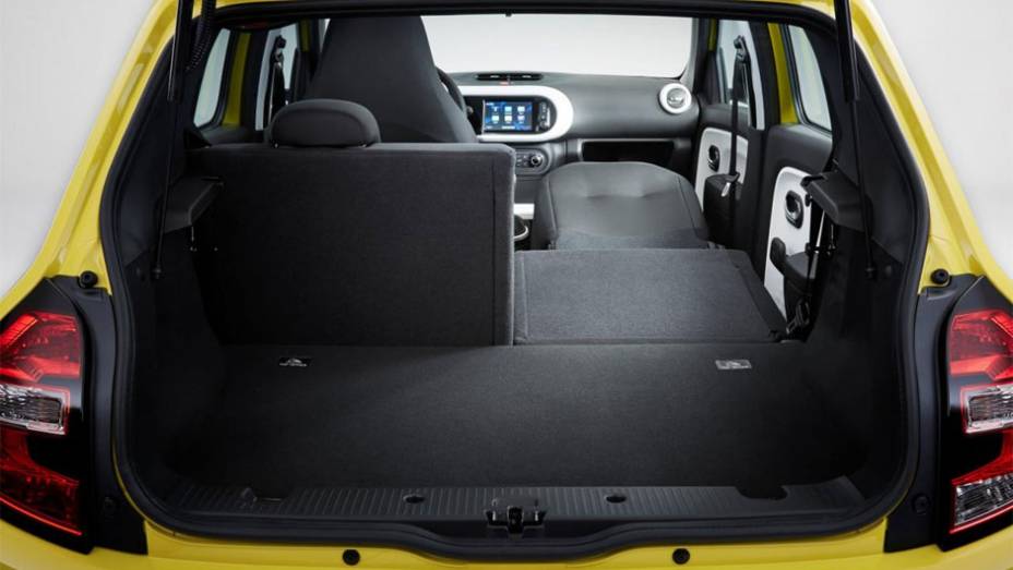 A capacidade do porta-malas do novo Twingo é de 219 litros | <a href="https://preprod.quatrorodas.abril.com.br/noticias/saloes/genebra-2014/renault-confirma-motorizacao-twingo-775341.shtml" rel="migration">Leia mais</a>