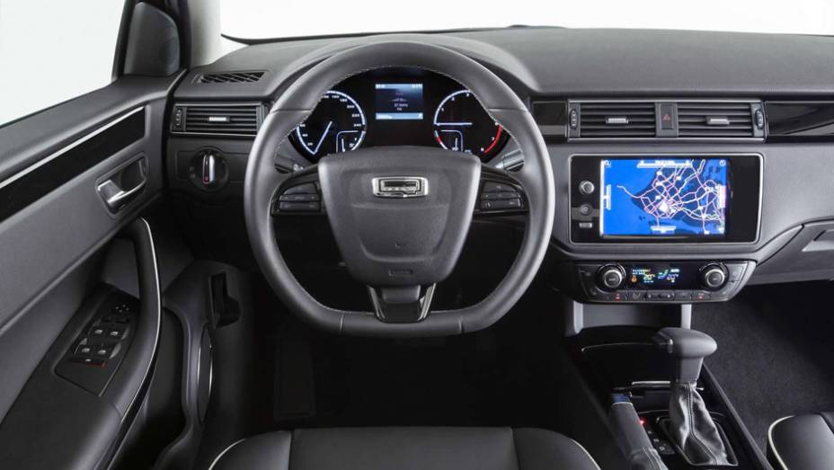O 3 Hatch ter&aacute; quatro vers&otilde;es de acabamento. Desde a mais b&aacute;sica (Essence), estar&atilde;o dispon&iacute;veis itens como ar-condicionado e sistema multim&iacute;dia com tela de 8 polegadas | <a href="https://preprod.quatrorodas.abril.com.br/noticias/saloes/genebra-2014/qoros-3-hatch-e" rel="migration"></a>