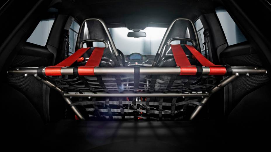 Para ganhar em performance, a Abarth também promoveu algumas modificações na cabine do veículo, como a remoção dos bancos traseiros... | <a href="https://preprod.quatrorodas.abril.com.br/noticias/saloes/genebra-2014/abarth-apresenta-695-biposto-775354.shtml" rel="migration">Leia</a>