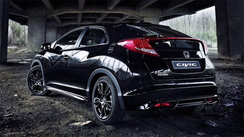 Modelo começará a ser vendido em maio na Europa | <a href="https://preprod.quatrorodas.abril.com.br/noticias/saloes/genebra-2014/honda-mostra-new-civic-black-edition-genebra-775637.shtml" rel="migration">Leia mais</a>