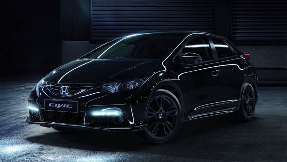 Esta versão do carro conta com para-choques, saias laterais e spoiler traseiro na cor preto brilhante, junto com o logotipo Civic Black Edition em alumínio | <a href="https://preprod.quatrorodas.abril.com.br/noticias/saloes/genebra-2014/honda-mostra-new-civic-blac" rel="migration"></a>