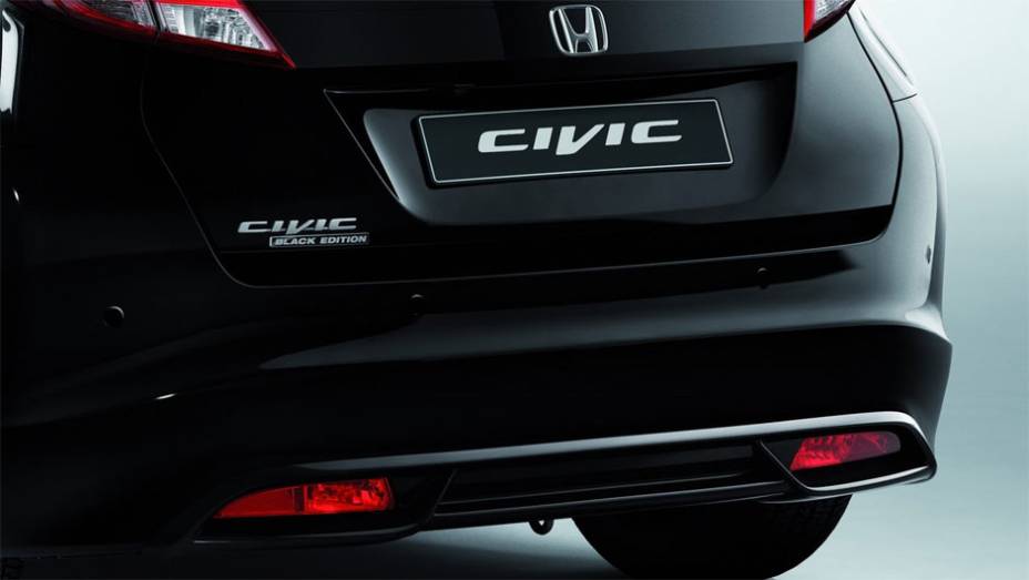 Detalhe da traseira | <a href="https://preprod.quatrorodas.abril.com.br/noticias/saloes/genebra-2014/honda-mostra-new-civic-black-edition-genebra-775637.shtml" rel="migration">Leia mais</a>