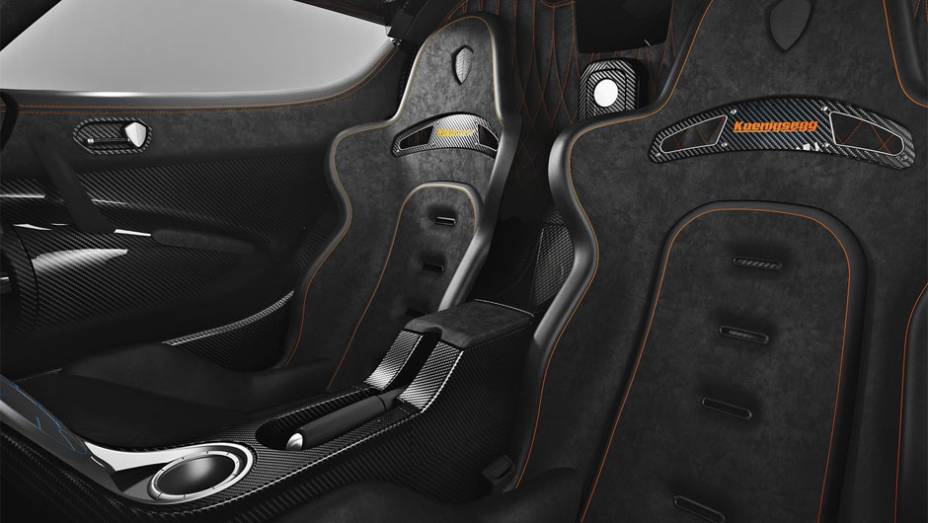 Segundo a fabricante, sua velocidade m&aacute;xima &eacute; de 450 km/h | <a href="https://preprod.quatrorodas.abril.com.br/noticias/saloes/genebra-2014/koenigsegg-apresentara-carro-1-341-cavalos-potencia-774972.shtml" rel="migration">Leia mais</a>