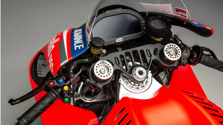 Tem mais de 235 cv e chega aos 330 km/h | <a href="https://preprod.quatrorodas.abril.com.br/moto/noticias/ducati-apresenta-nova-moto-temporada-motogp-776745.shtml" rel="migration">Leia mais</a>