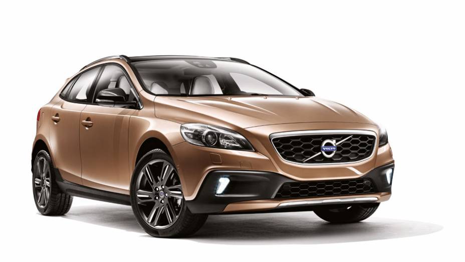 A versão aventureira do hatch V40, conhecida como Cross Country, desembarca no Brasil | <a href="https://preprod.quatrorodas.abril.com.br/noticias/fabricantes/volvo-v40-cross-country-chega-ao-brasil-777066.shtml" rel="migration">Leia mais</a>