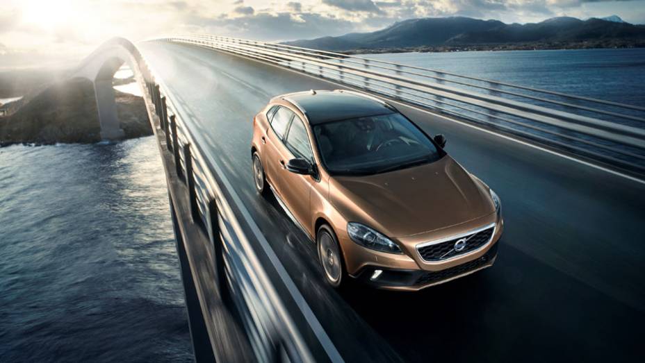Com visual mais robusto, o carro chega com amplo conjunto tecnol&oacute;gico e de seguran&ccedil;a | <a href="https://preprod.quatrorodas.abril.com.br/noticias/fabricantes/volvo-v40-cross-country-chega-ao-brasil-777066.shtml" rel="migration">Leia mais</a>