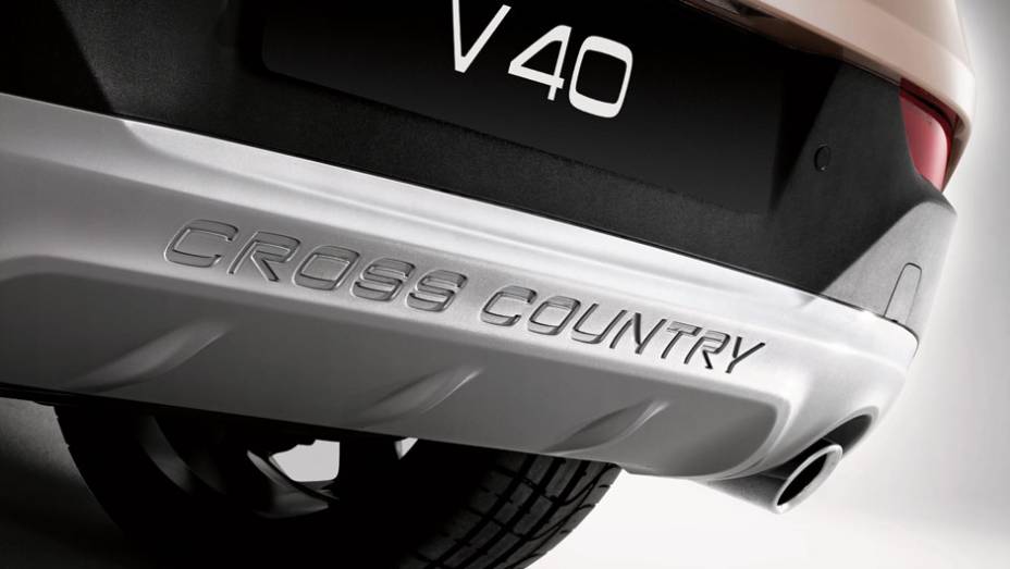 Aplique pl&aacute;stico na parte inferior do para-choque traseiro traz o nome da vers&atilde;o grafado em baixo relevo | <a href="https://preprod.quatrorodas.abril.com.br/noticias/fabricantes/volvo-v40-cross-country-chega-ao-brasil-777066.shtml" rel="migration">Leia mais</a>