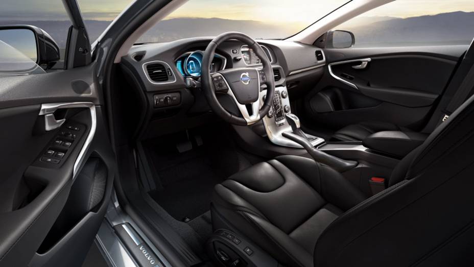 Interior tem design minimalista e muito luxo | <a href="https://preprod.quatrorodas.abril.com.br/noticias/fabricantes/volvo-v40-cross-country-chega-ao-brasil-777066.shtml" rel="migration">Leia mais</a>